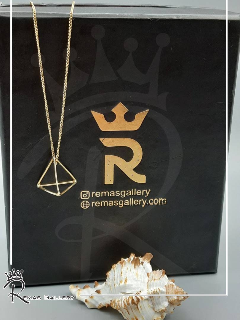 گردنی هرم سه بعدی