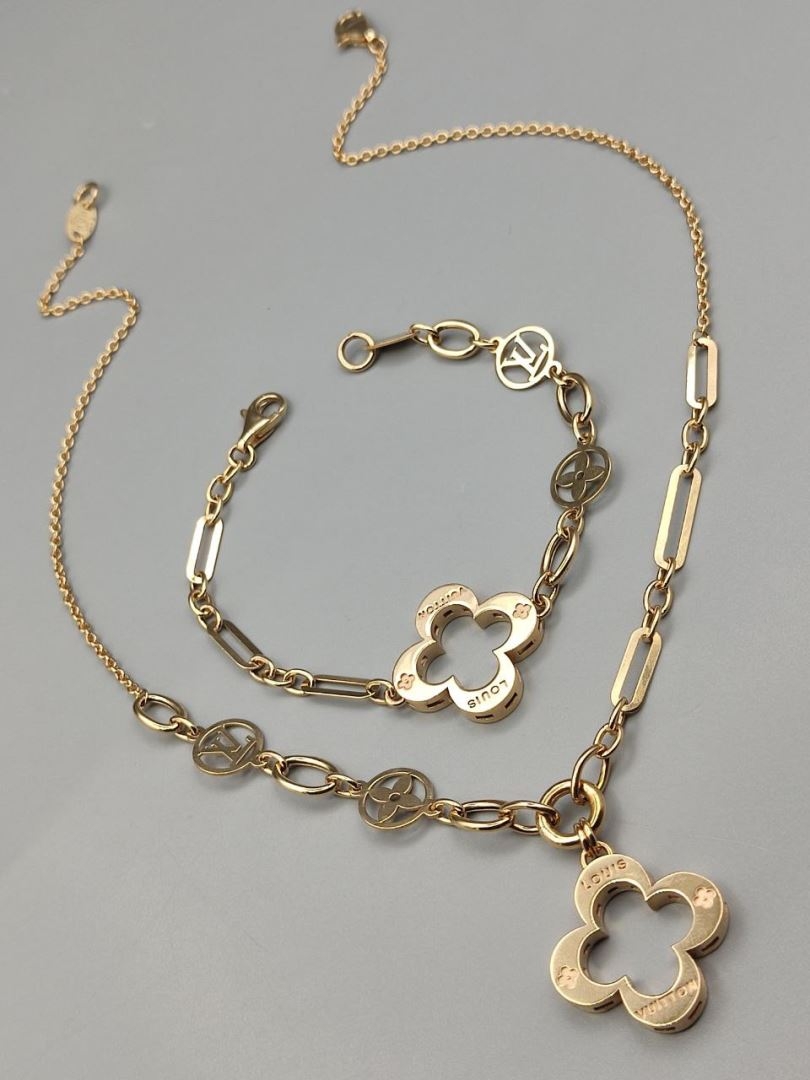 دستبند و گردنبند ونکلیف